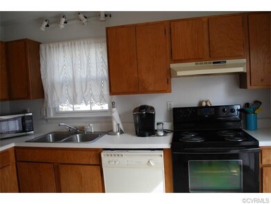 eat-in kitchen