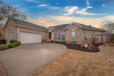 1553 Briar Bend Dr, Friendswood, TX 77546 - photo 2