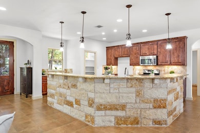 Kitchen with appliances with stainless steel fini