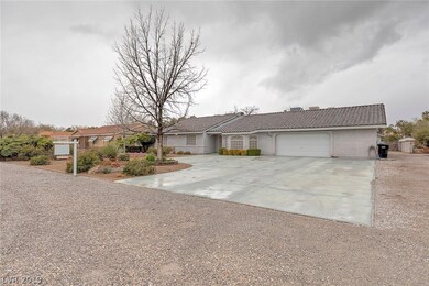 Main House - Huge Driveway.