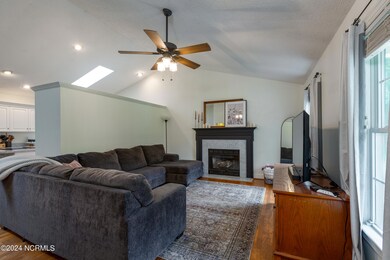 104 Angel Pl8