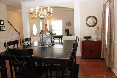 Splendid decor! Homes shows like a model!