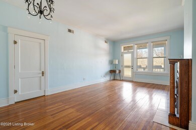 127 E Ormsby Ave-9