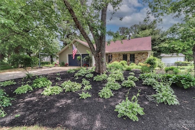 1508 Cameron Dr, Statesville, NC 28625 - photo 2