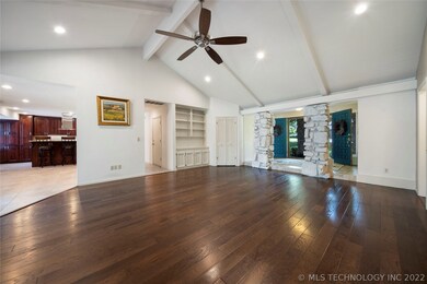 Vaulted, beamed ceilings and soft natural light gi