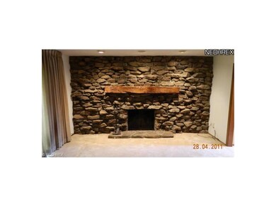 Full wall strone fireplace! Yes! It's awesome!