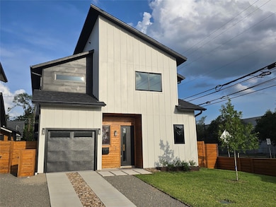 Contemporary house with roof with shingles