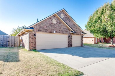 Front of property featuring a front yard and a gar