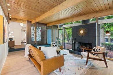 Living room / Front entry