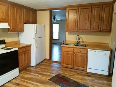 724 W 3rd St, Cedar Falls, IA 50613 - photo 3