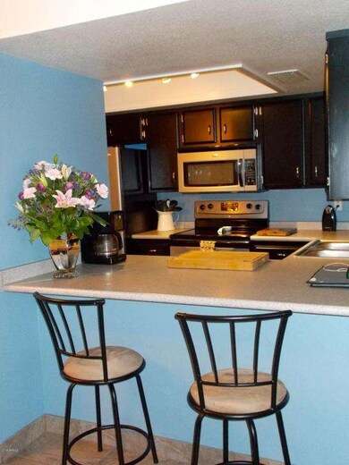 Kitchen w/bar