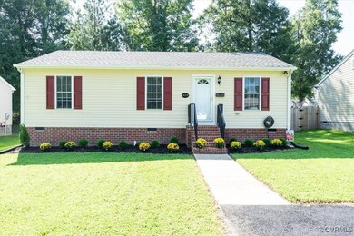 View of front facade featuring a front yard