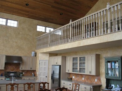 vaulted ceiling/looking to 2nd level