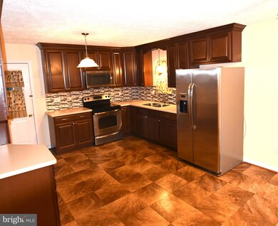 37085 W Spicer Dr, Mechanicsville, MD 20659 - photo 2