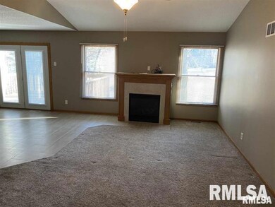 6303 Wilkes Ave, Davenport, IA 52806 - photo 4