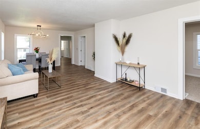 2436 E Walnut St, Des Moines, IA 50317 - photo 2