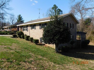406 Hubbard St, Reidsville, NC 27320 - photo 4