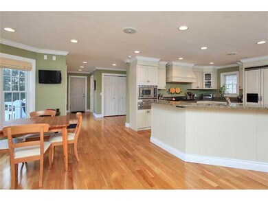 Kitchen. Eat-in kitchen