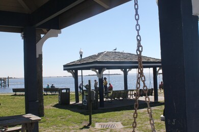 724 N Howe St, Southport, NC 28461 - photo 2