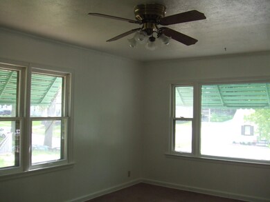 7011 N 33rd 002