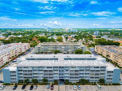 329 SE 3rd St unit 502P, Hallandale Beach, FL 33009 - photo 2