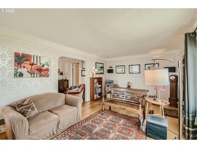 Living Room/Entrance