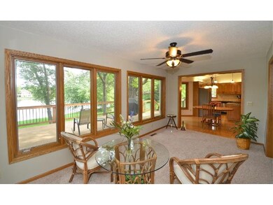 Wow - this sun room is truly remarkable! Convenien