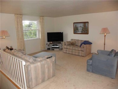 Living Room. HUGE Living Room (Hardwood Floors und