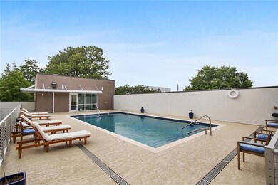 Relaxing pool with fitness facility in the back