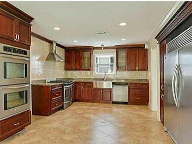 Kitchen. Chef s kitchen: 3 convection ovens, side-