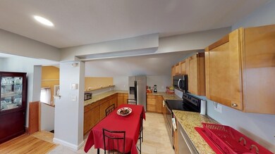 112 Leavitt St, Springfield, MA 01109 - photo 6