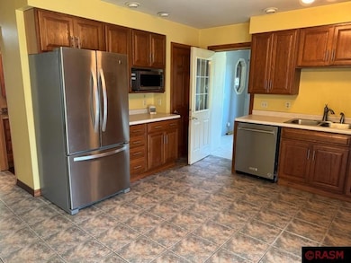 427 N Sailor St, Blue Earth, MN 56013 - photo 4