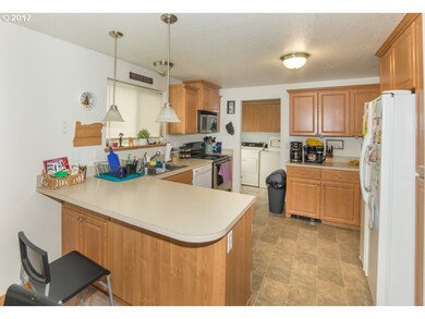 2050 Augusta St, Eugene, OR 97403 - photo 6