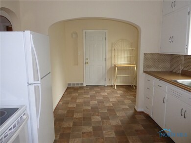 Large eat-in kitchen on main level