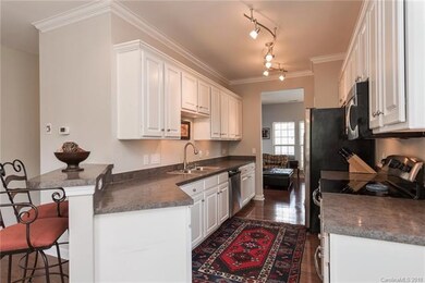 KITCHEN W/BREAKFAST BAR