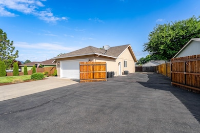 1017 Fairfield Ave, Central Point, OR 97502 - photo 5