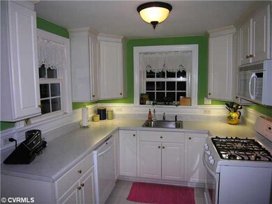 Kitchen - Nice kitchen with raised panel cabinets,