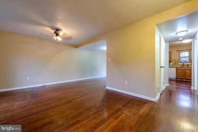 137 Bourbon Ct, Parkville, MD 21234 - photo 4