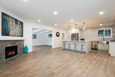 07 - Family Room - Kitchen