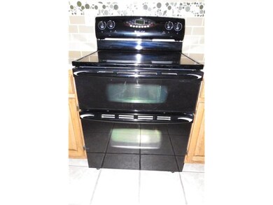 Ceramic top/dbl oven 3 yrs old.