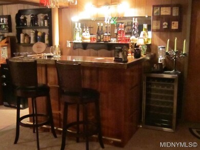 Kitchen with moveable island