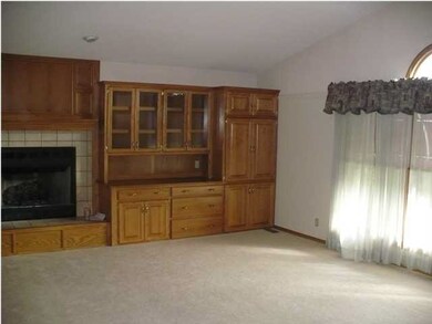 LARGE 16X20 LIVING ROOM WITH GREAT WINDOW AND CUST