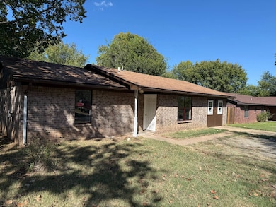 808 W Texas St, Hugo, OK 74743 - photo 2