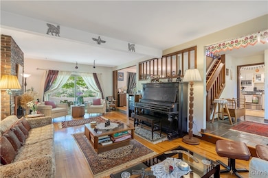 Here you can see how large the room is as it accommodates lots of furniture and a piano (which does not convey!).