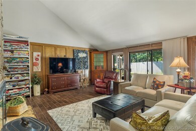 FAMILY ROOM OVERLOOKS DIVING POOL