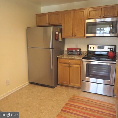9262 Cardinal Forest Ln unit C, Lorton, VA 22079 - photo 4