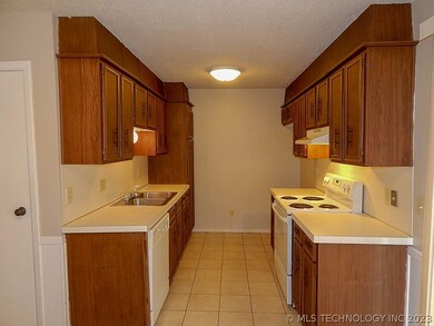 4633 S 72nd East Place, Tulsa, OK 74145 - photo 2