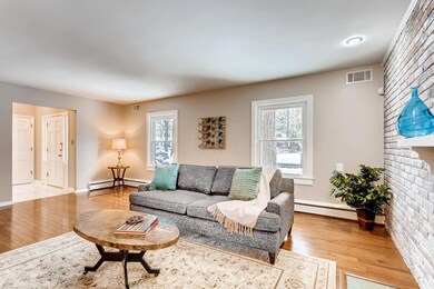 4311 WOODHALL RD Upper-large-009-4-Livin