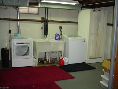 The washer and dryer stay. He just bought them! Le