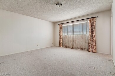 Master Bedroom w/Mirror Closet Doors